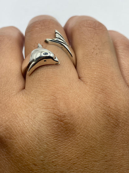 Anillo delfín en balanza de precisión mostrando peso de 8.4 gramos y sello .925