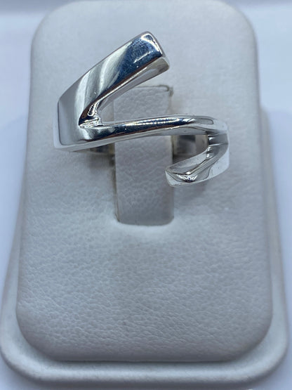 Anillo minimalista de plata .925 con dos bandas geométricas entrelazadas en posición frontal