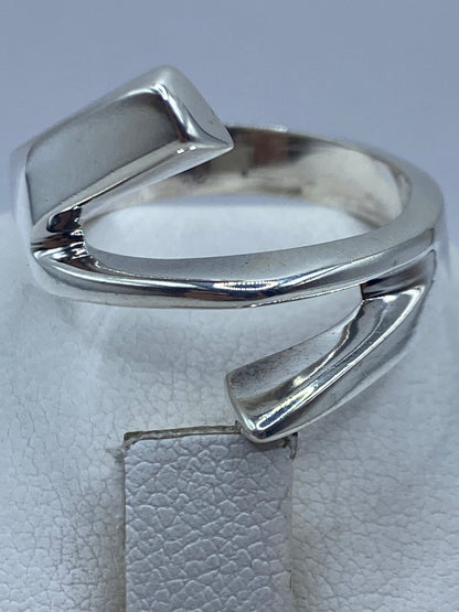 Anillo minimalista sobre dedo mostrando el acabado brillante y la proporción del diseño