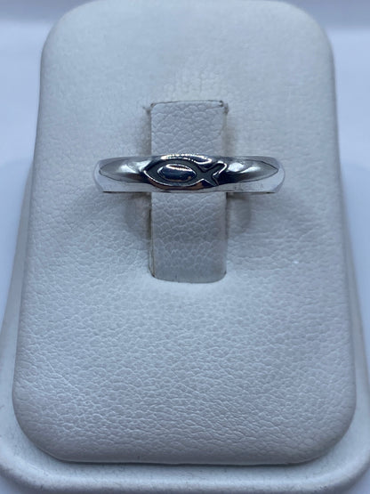 Anillo de plata pulida minimalista sobre soporte blanco, vista frontal mostrando el diseño solitario