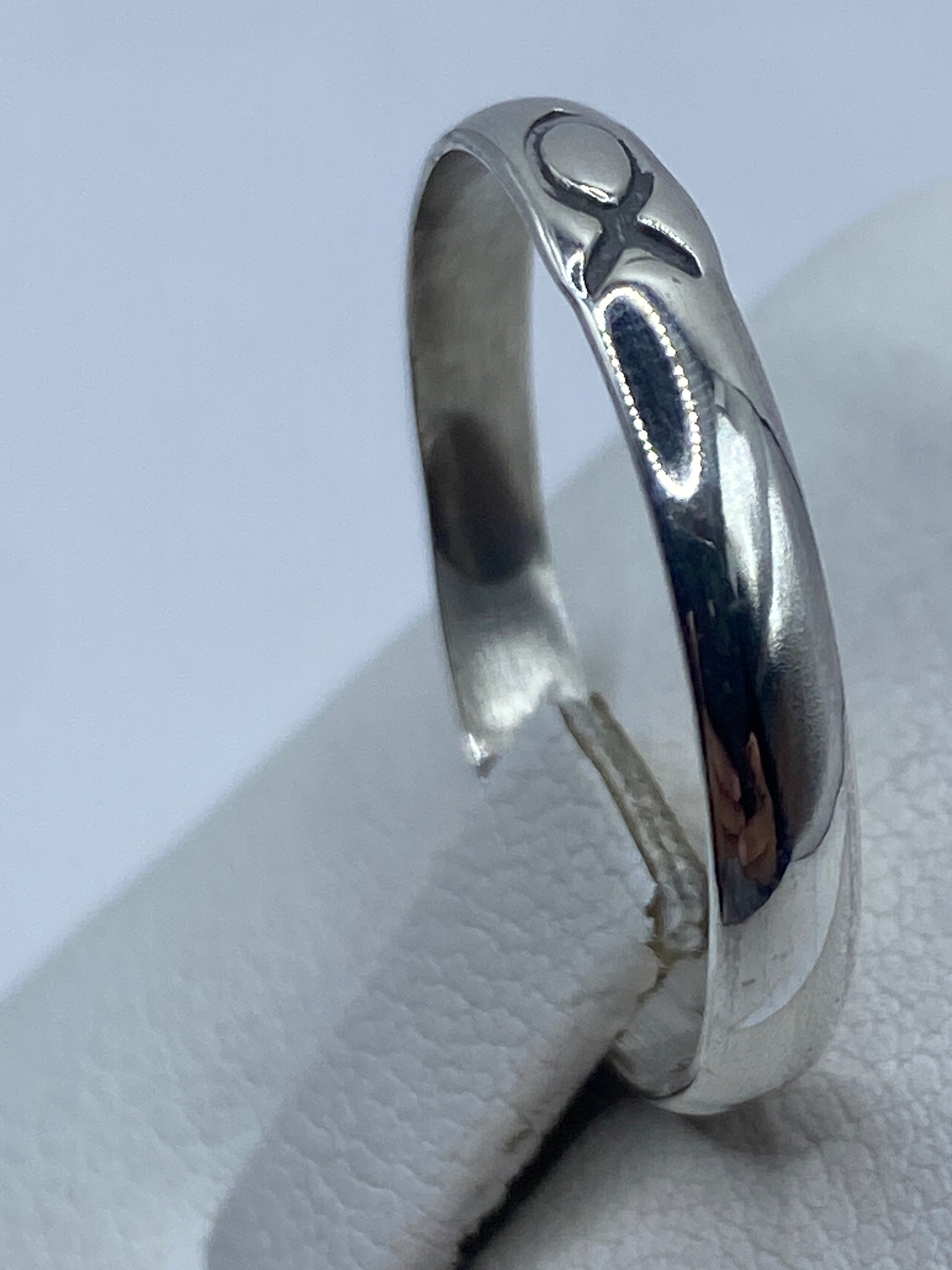 Detalle de la banda lisa y brillante de plata auténtica de Taxco