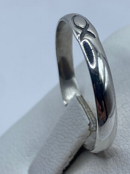 Detalle de la banda lisa y brillante de plata auténtica de Taxco