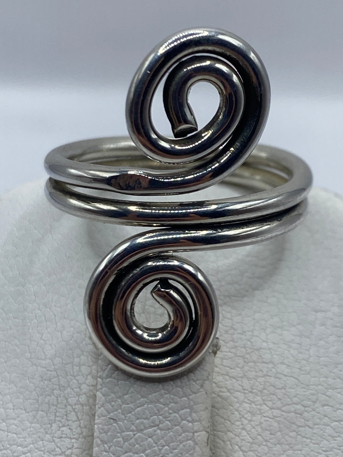 Anillo espiral de plata .925 puesto en la mano de una mujer
