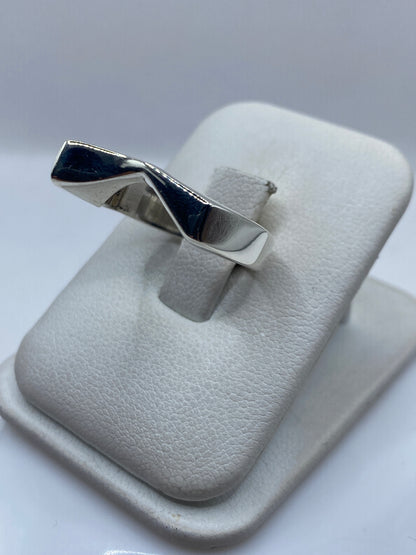 Anillo minimalista plata .925 en mano, mostrando el peso y la presencia del diseño