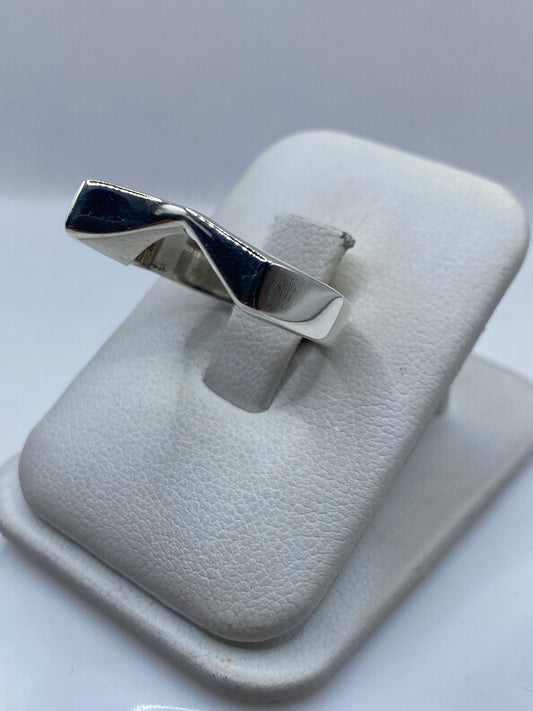 Anillo minimalista plata .925 en mano, mostrando el peso y la presencia del diseño
