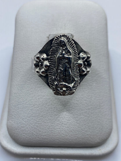 Anillo de plata con la Virgen de Guadalupe tallada a mano, vista frontal