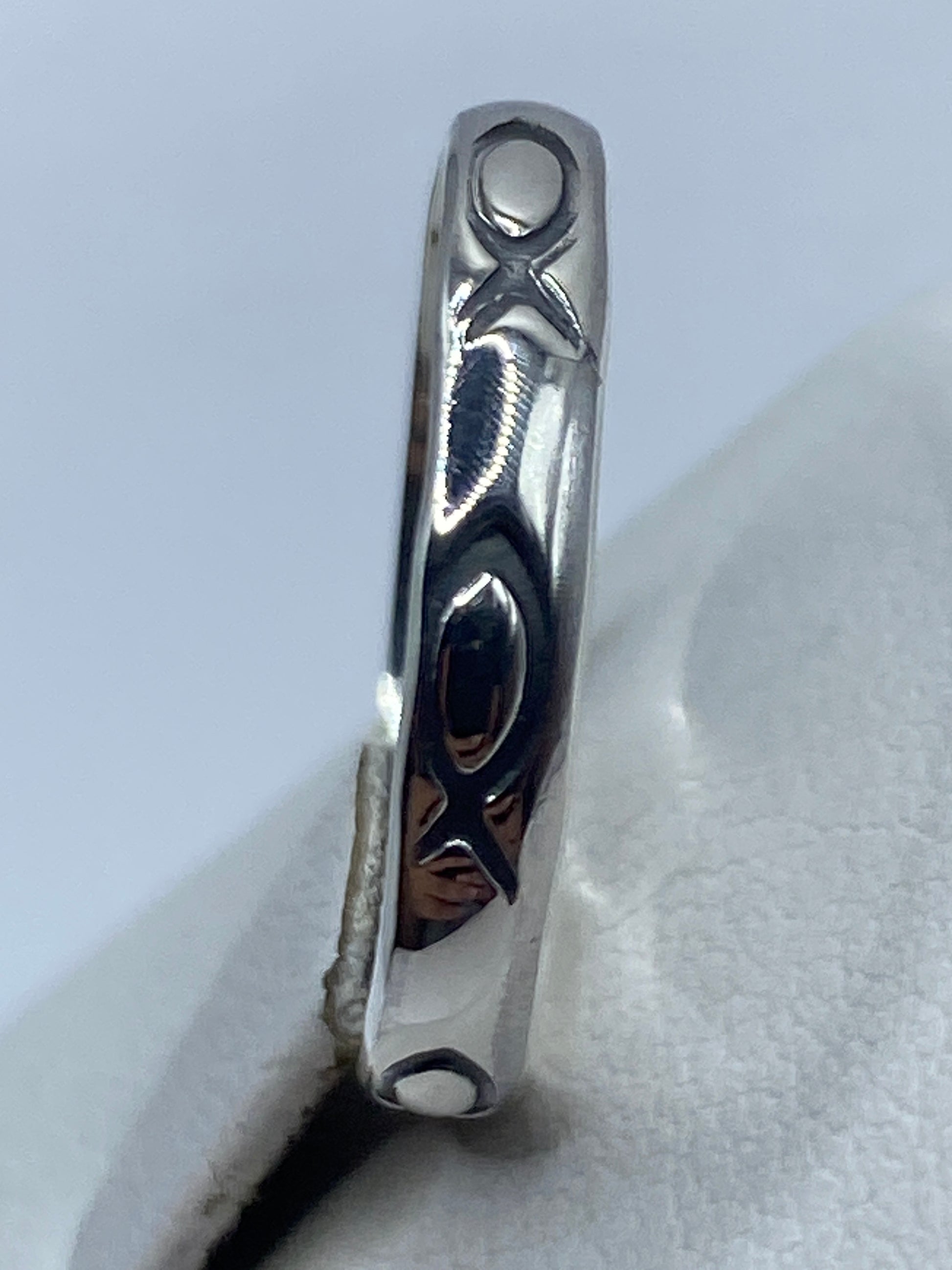 Detalle del sello .925 grabado en la banda interior del anillo