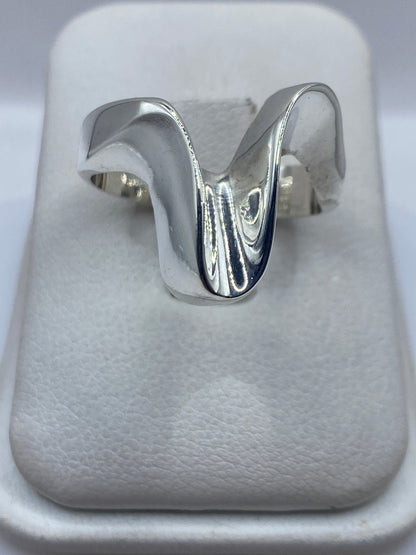 Anillo minimalista de plata .925 con acabado pulido espejo, vista frontal en estuche blanco