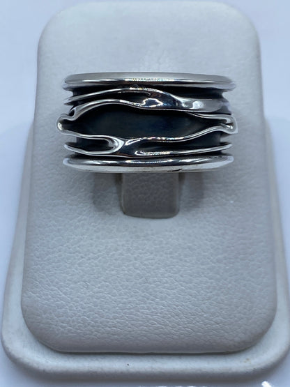 Anillo de plata con bandas arquitectónicas superpuestas, vista frontal en estuche blanco
