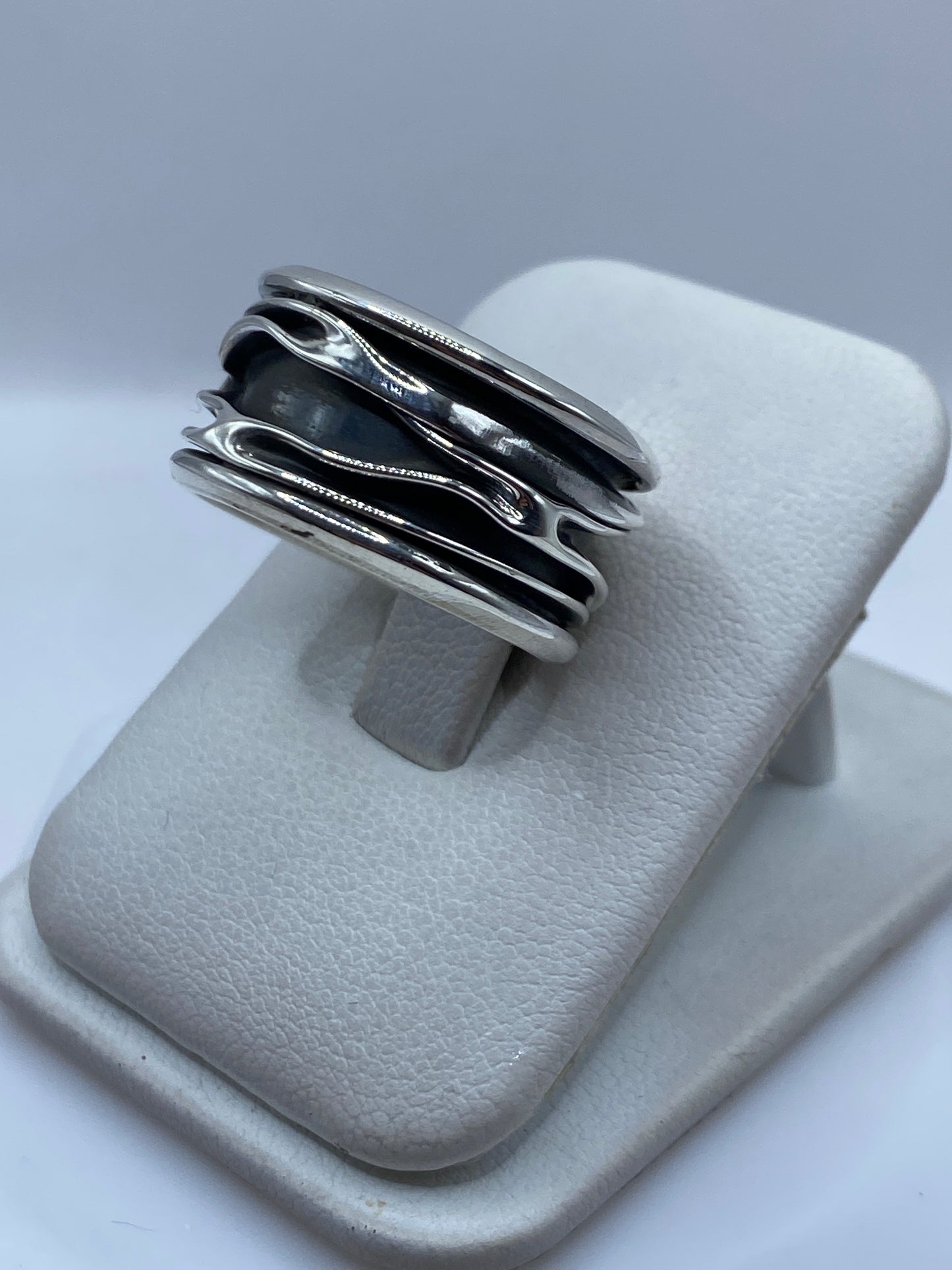 Anillo de plata bandas en la mano de un hombre, mostrando presencia y peso real
