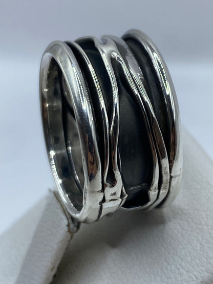 Detalle lateral del anillo con capas de plata .925 pulida y satinada