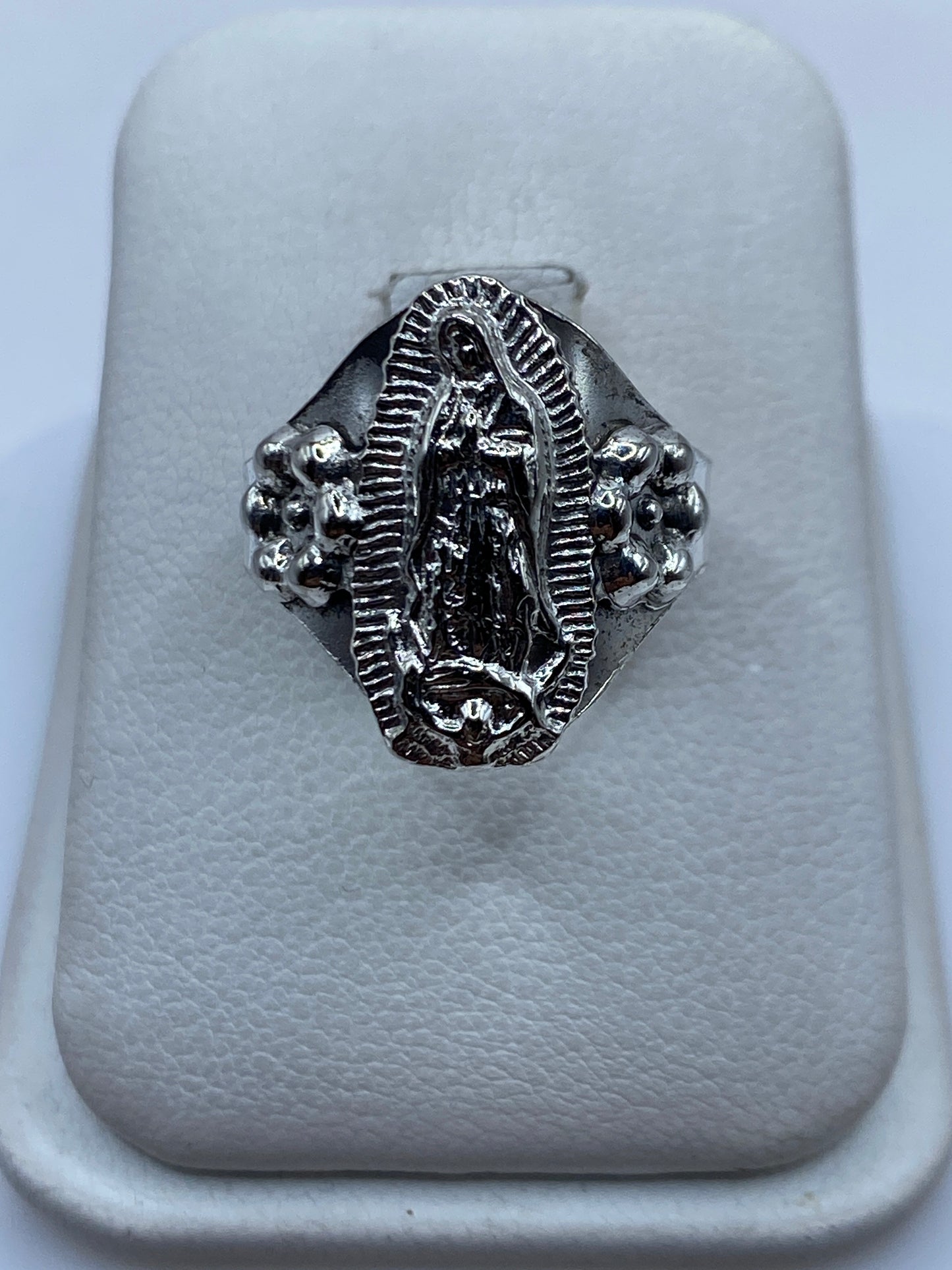 Anillo de plata .925 con Virgen de Guadalupe tallada a mano, frente en relieve
