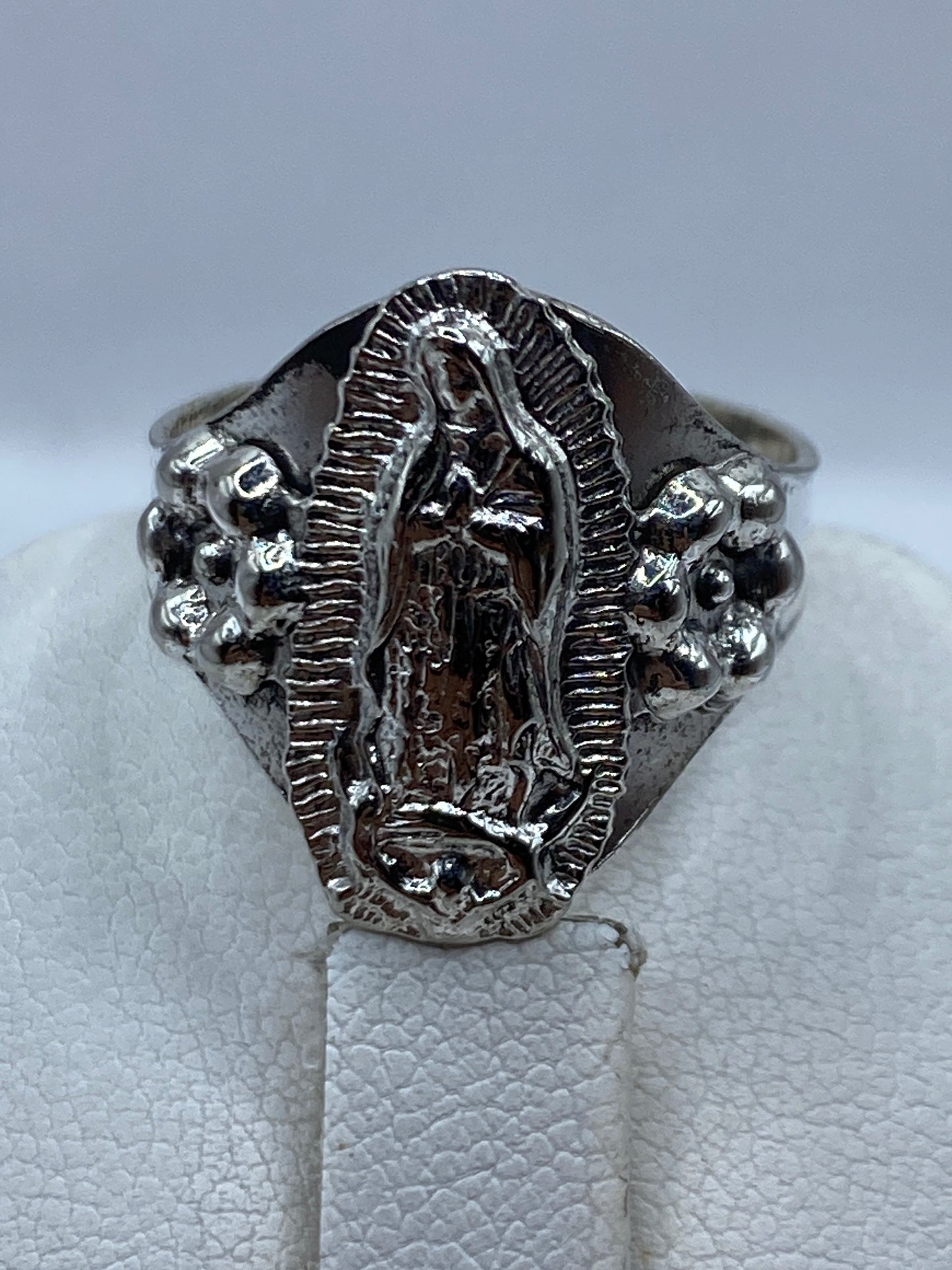 Detalle del tallado artesanal de la Virgen en plata pura