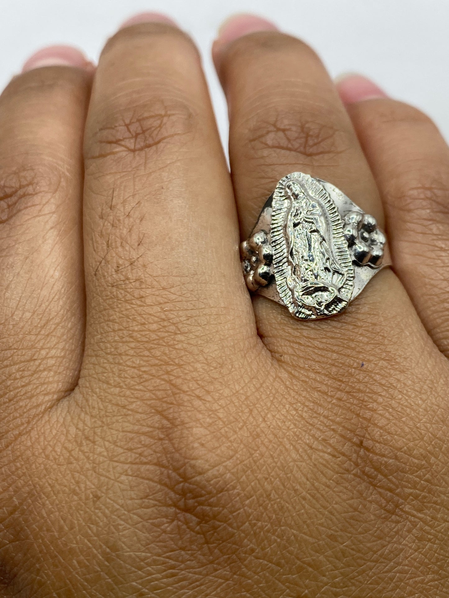 Anillo puesto en la mano con la Virgen de Guadalupe visible