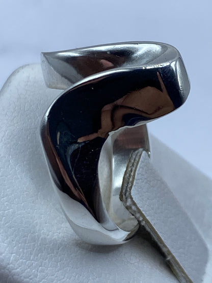 Anillo de plata .925 sobre fondo blanco con sello 925 visible