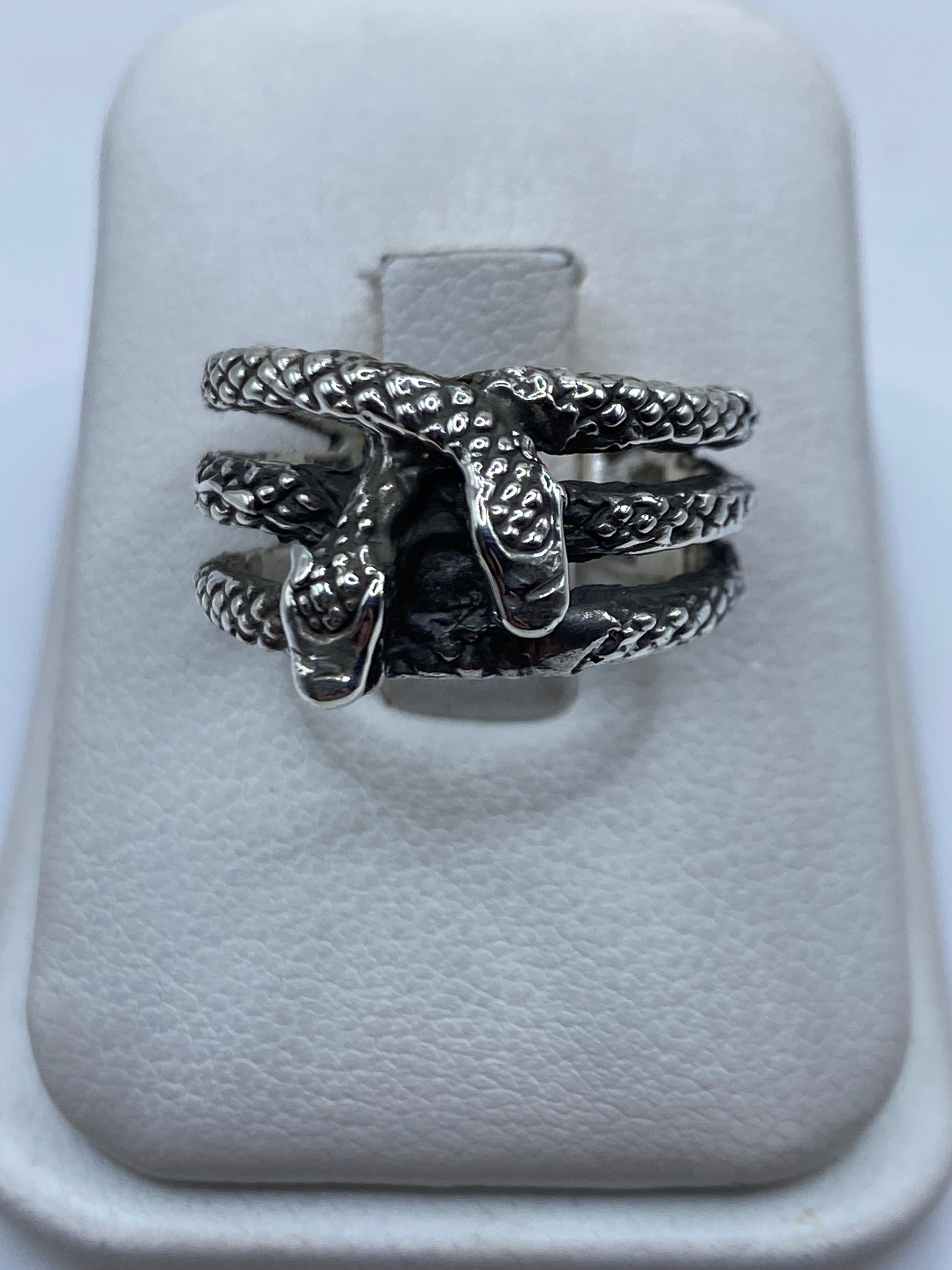 Anillo de plata .925 con serpiente de dos cabezas fundida en relieve, vista frontal