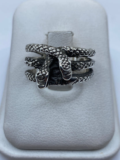 Anillo de plata .925 con serpiente de dos cabezas fundida en relieve, vista frontal