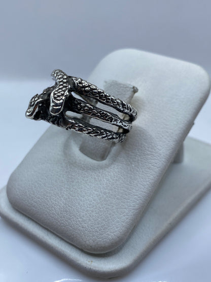 Detalle lateral del anillo étnico mostrando las escamas talladas a mano de la serpiente
