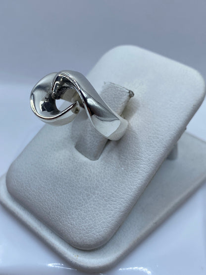 Vista frontal del anillo onda de plata .925 en estuche blanco