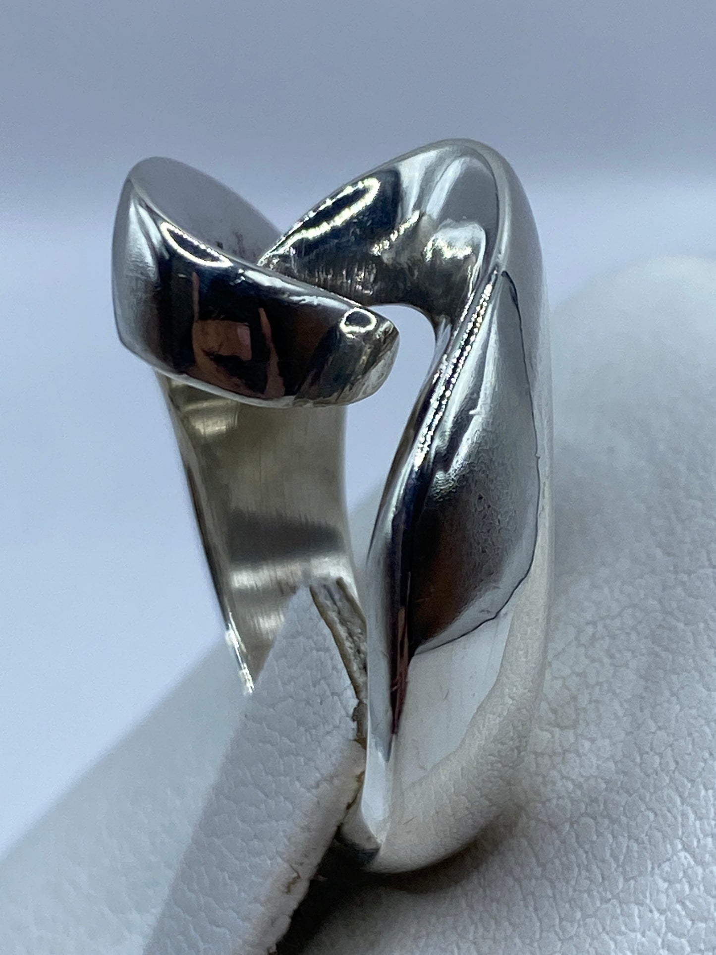 Detalle lateral del anillo moderno con pulido espejo y acabado reflejante