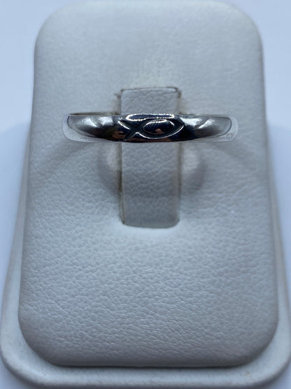 Anillo de plata banda lisa minimalista en estuche blanco, vista frontal