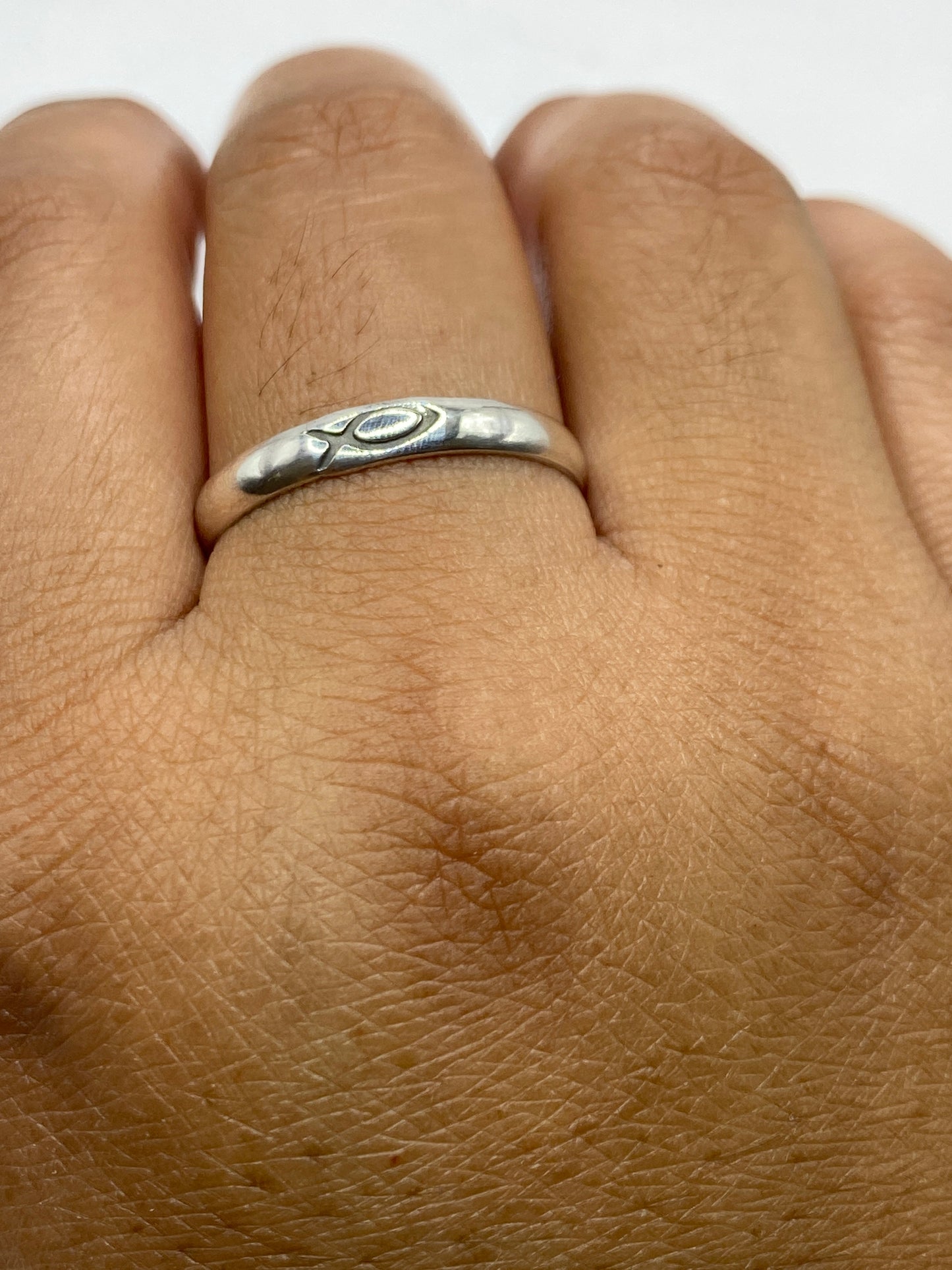 Imagen del anillo en balanza mostrando peso de 1.6 gramos y sello 925