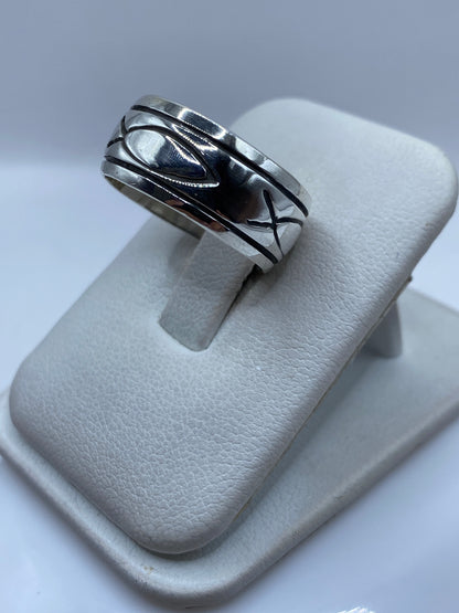 Detalle lateral del anillo sello de plata maciza de 7.2 gramos