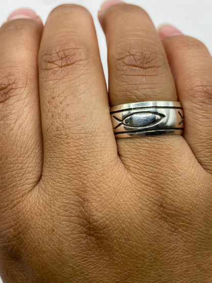 Anillo de plata sobre fondo neutral, diseño atemporal unisex