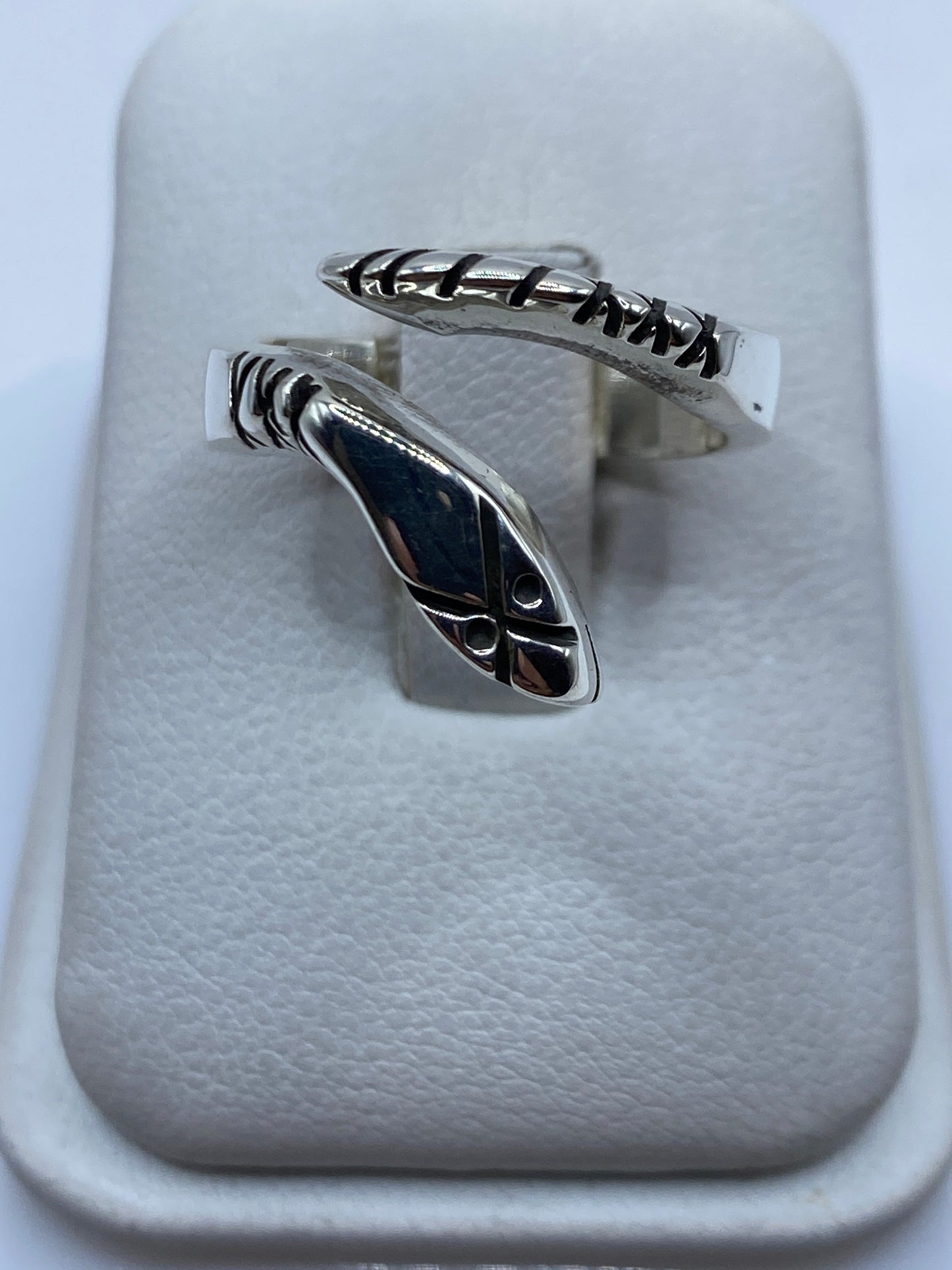 Anillo ajustable de plata .925 con diseño étnico tallado en relieve, vista superior