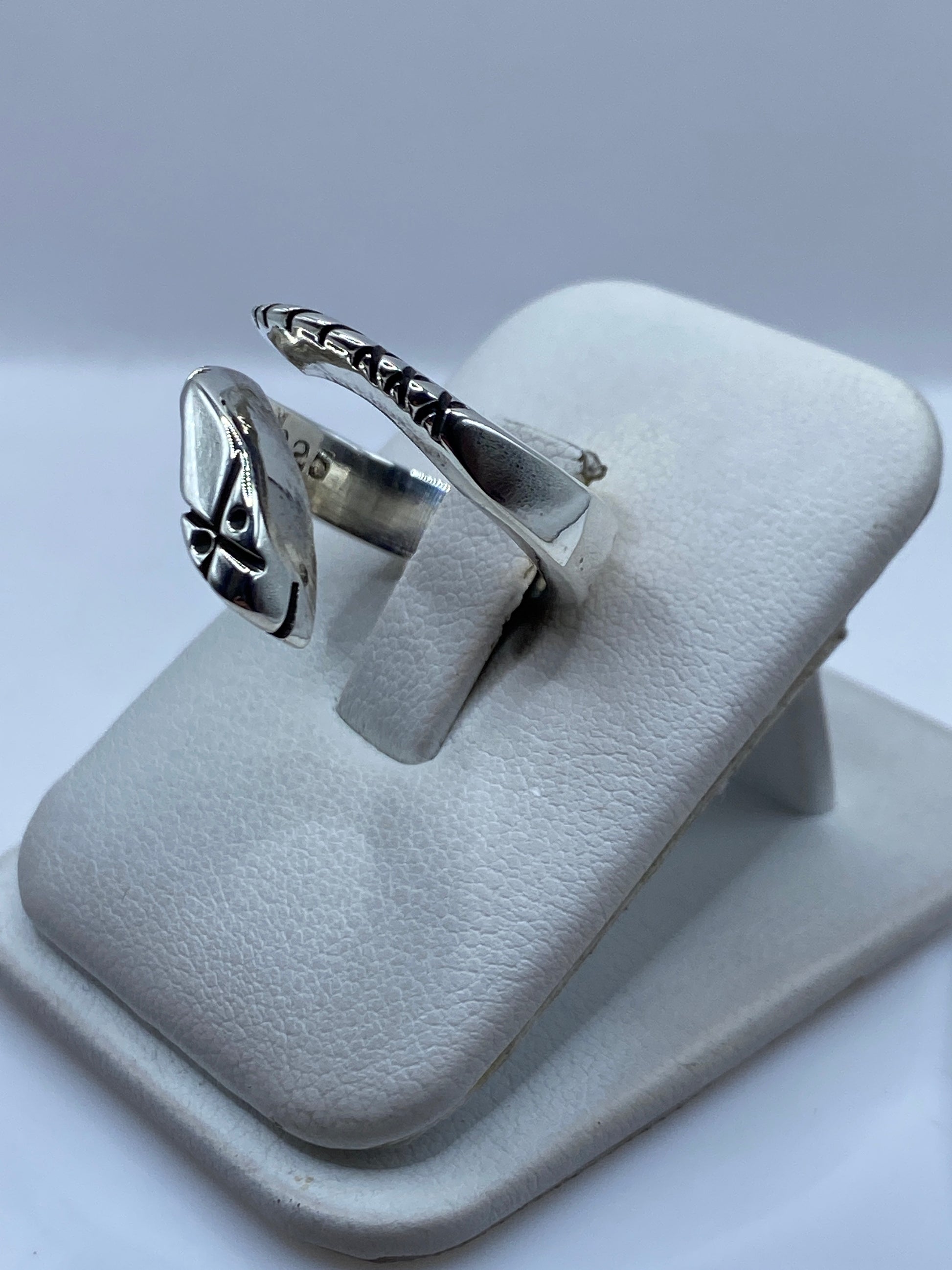 Detalle del motivo étnico grabado en plata maciza en el anillo ajustable