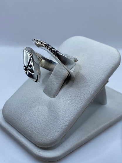 Detalle del motivo étnico grabado en plata maciza en el anillo ajustable