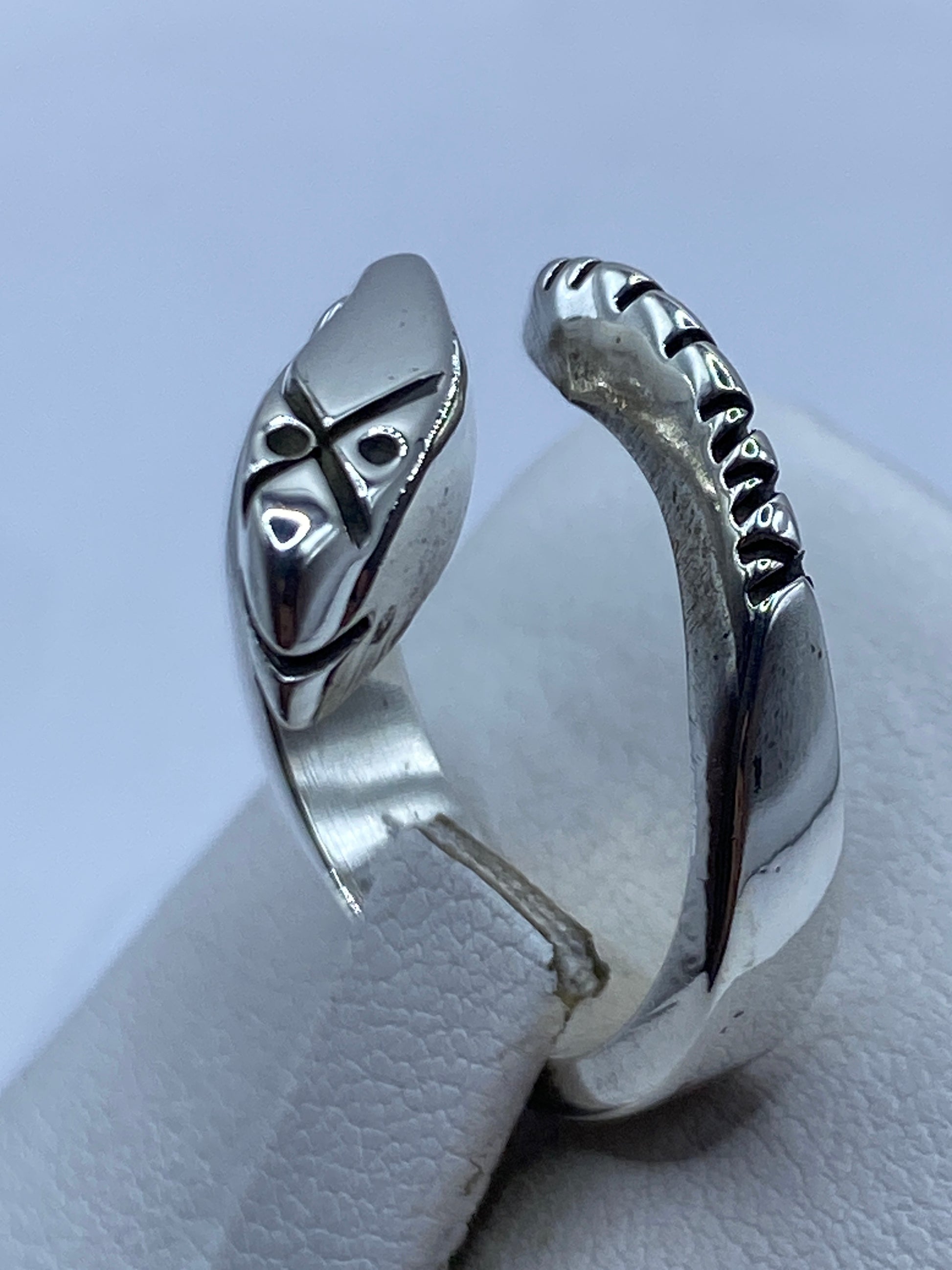 Anillo de plata ajustable en la mano de una mujer mostrando su versatilidad