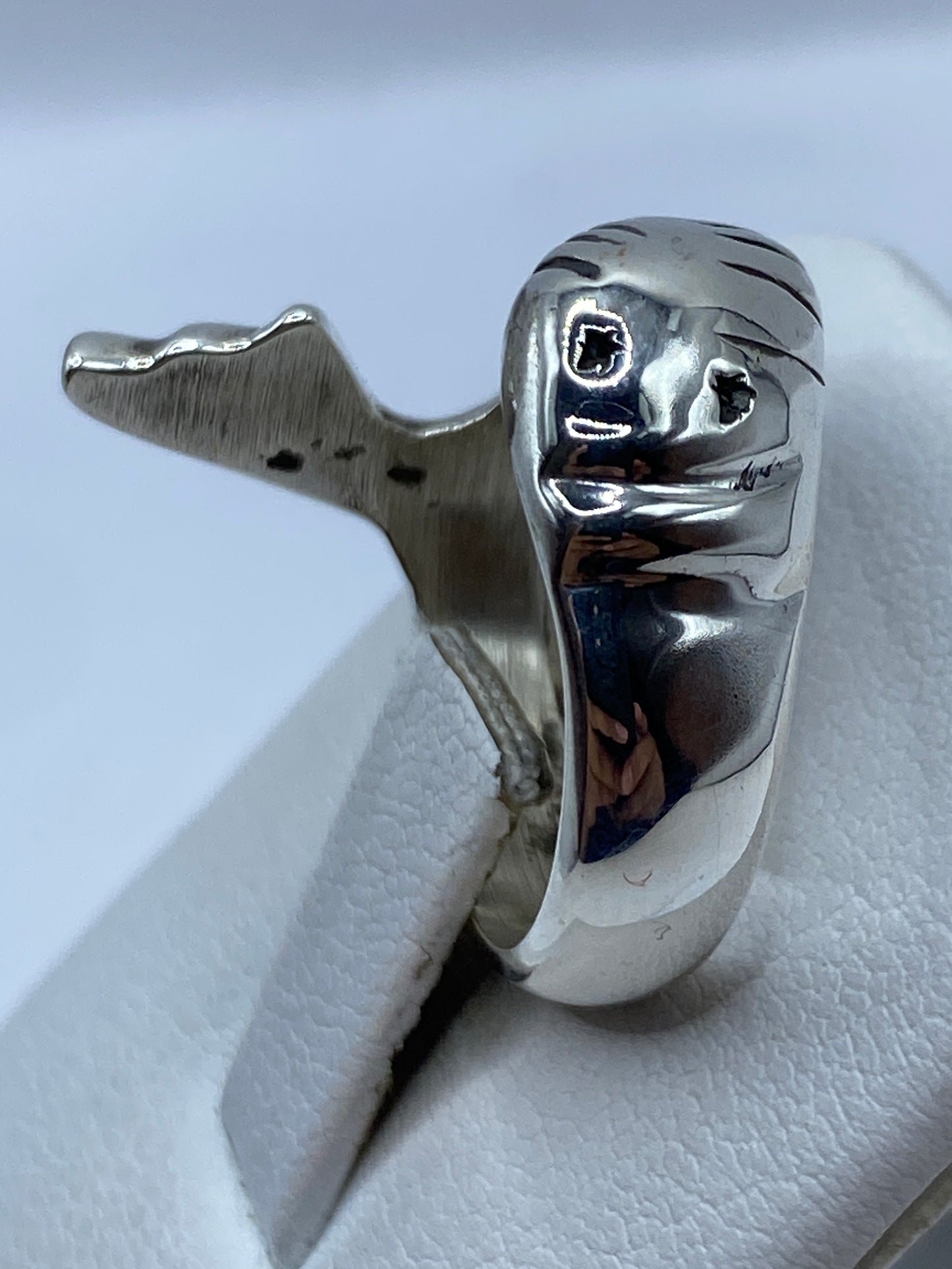 Detalle del grabado étnico en plata .925 con acabado espejo