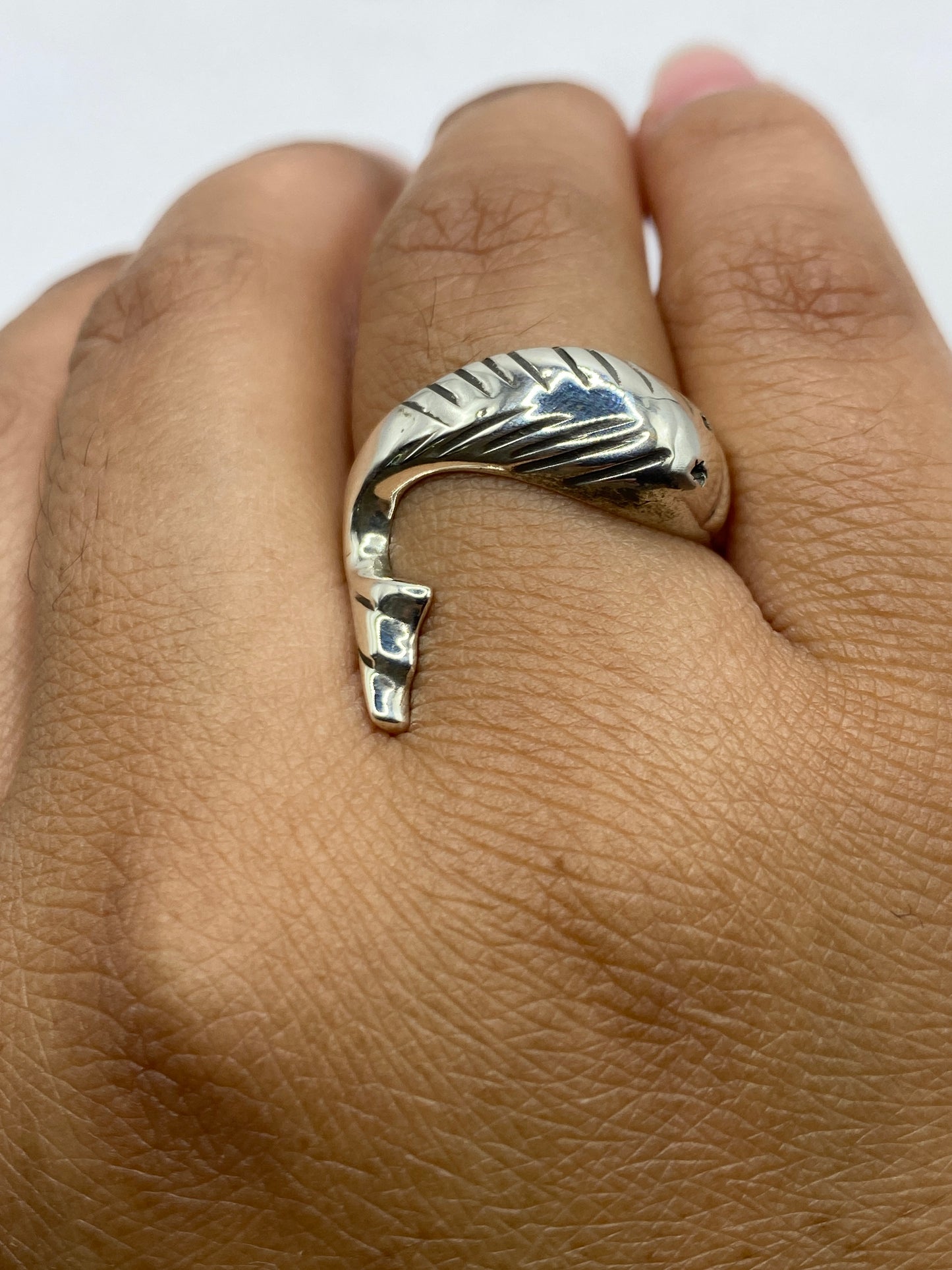 Anillo en balanza mostrando 8.2 gramos de plata maciza auténtica