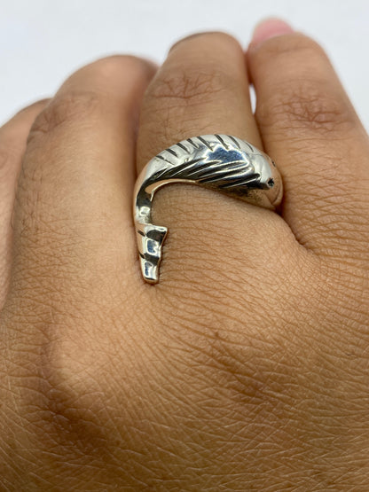 Anillo en balanza mostrando 8.2 gramos de plata maciza auténtica