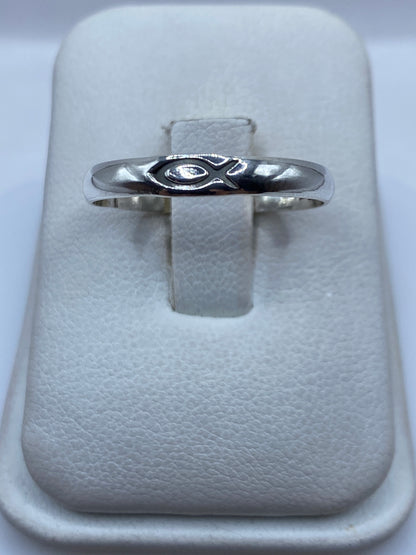 Anillo de plata sencillo pulido en talla 11, vista frontal sobre almohada blanca