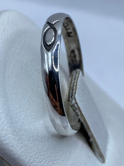 Detalle del anillo sencillo de plata pulida, vista lateral con sello .925 MEXICO visible