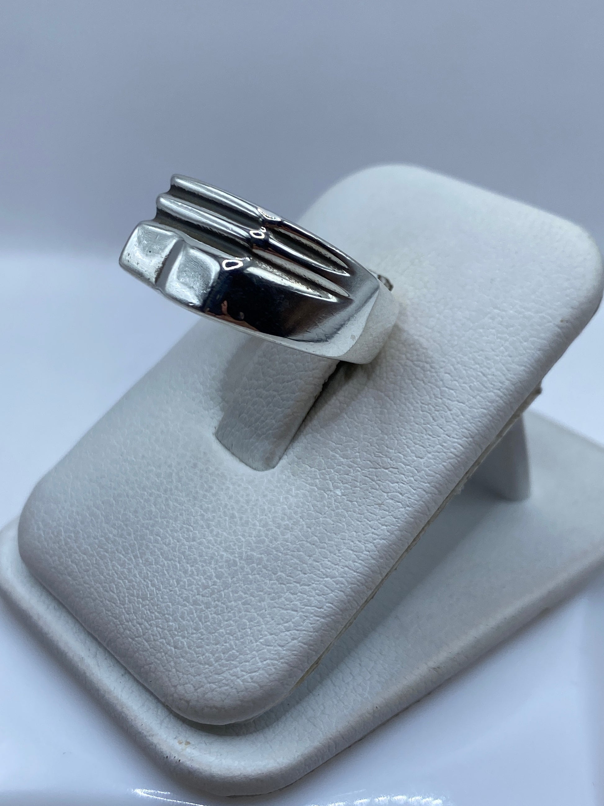 Vista frontal del anillo sello con líneas escalonadas limpias en plata .925