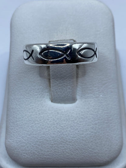 Anillo de plata .925 con peces tallados a mano, vista frontal