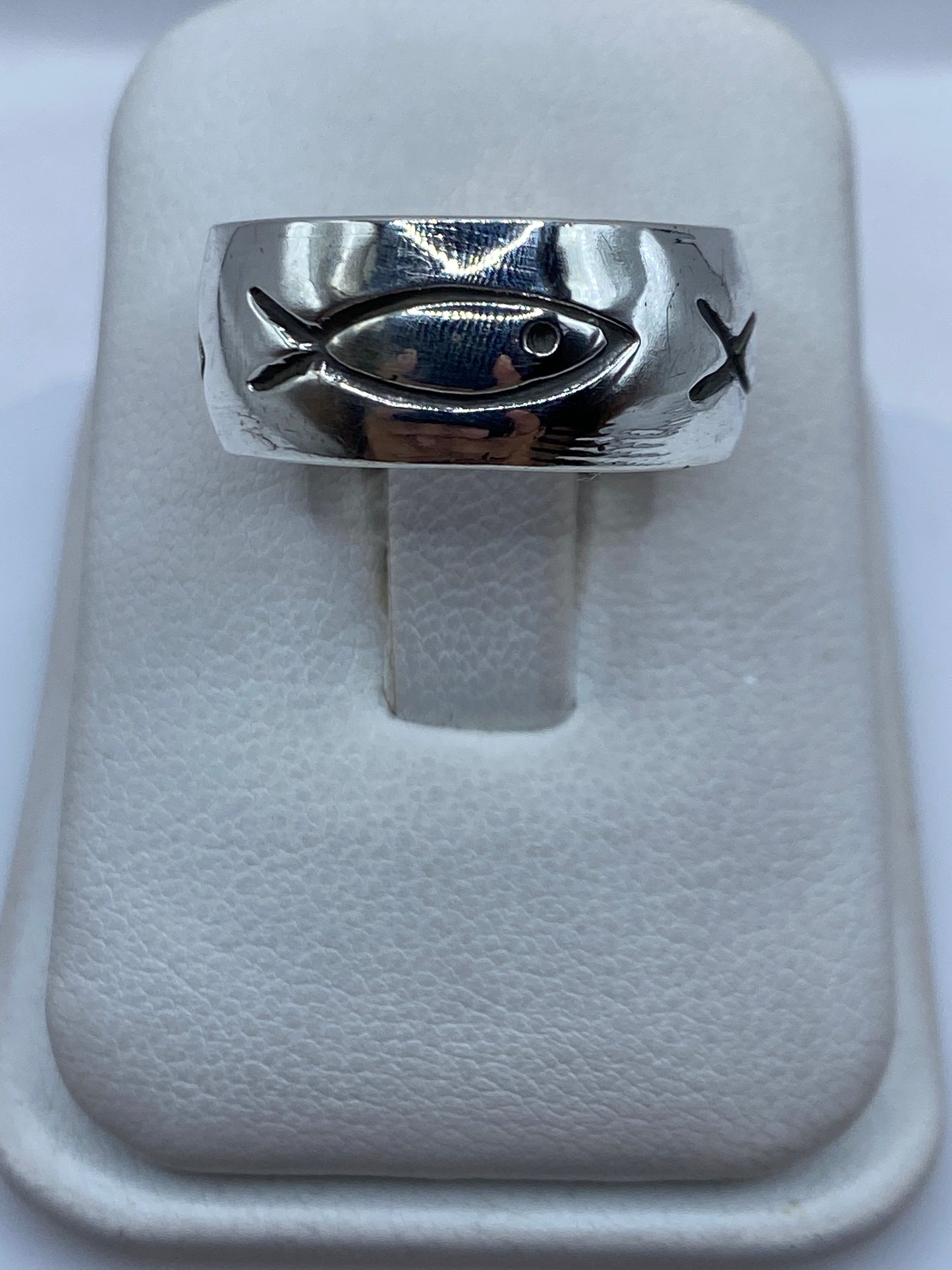 Anillo de plata .925 con banda ancha pulida y sello grabado, visto desde arriba