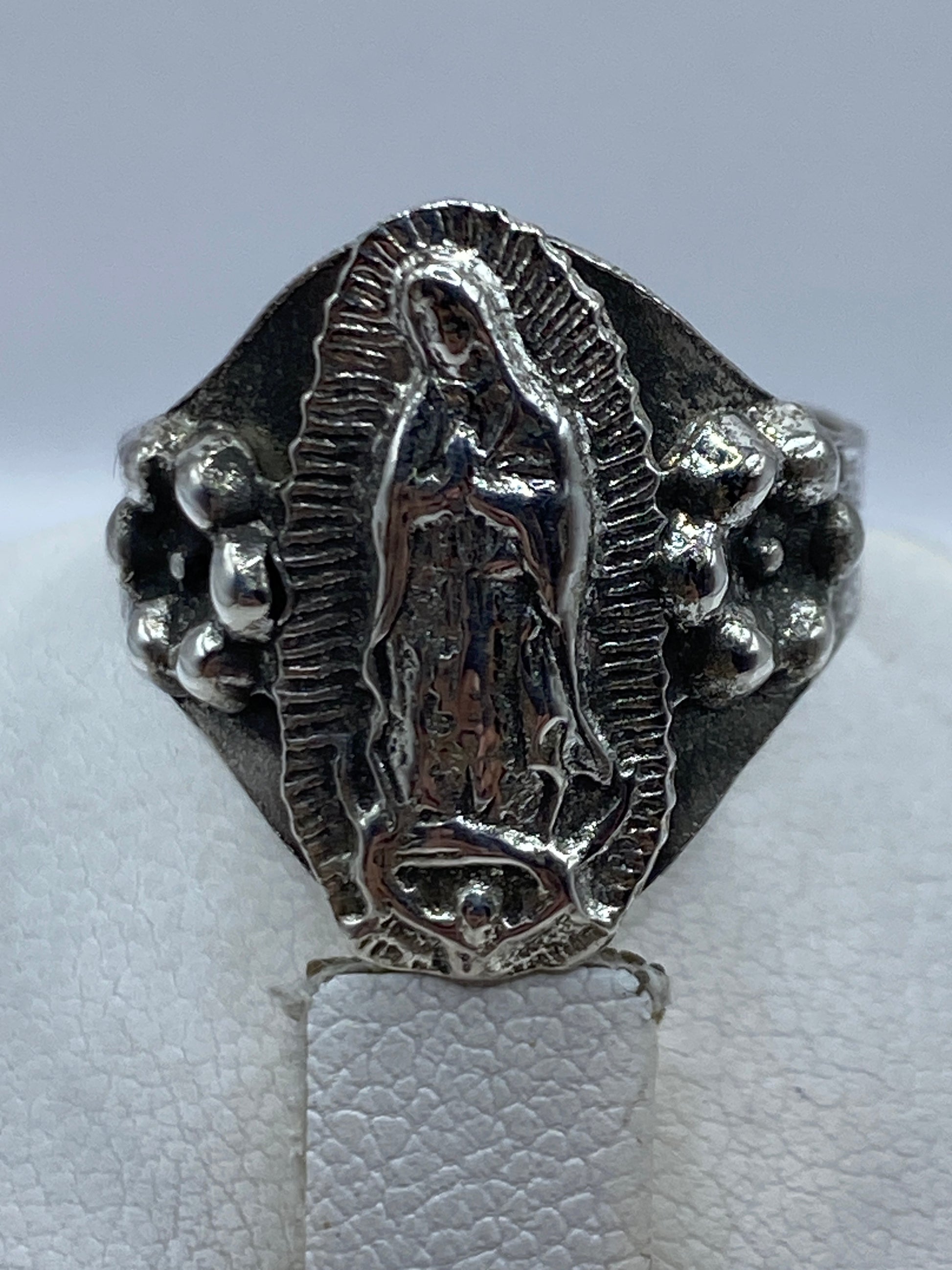 Anillo de plata en mano de mujer mostrando la talla 7 y el sello 925