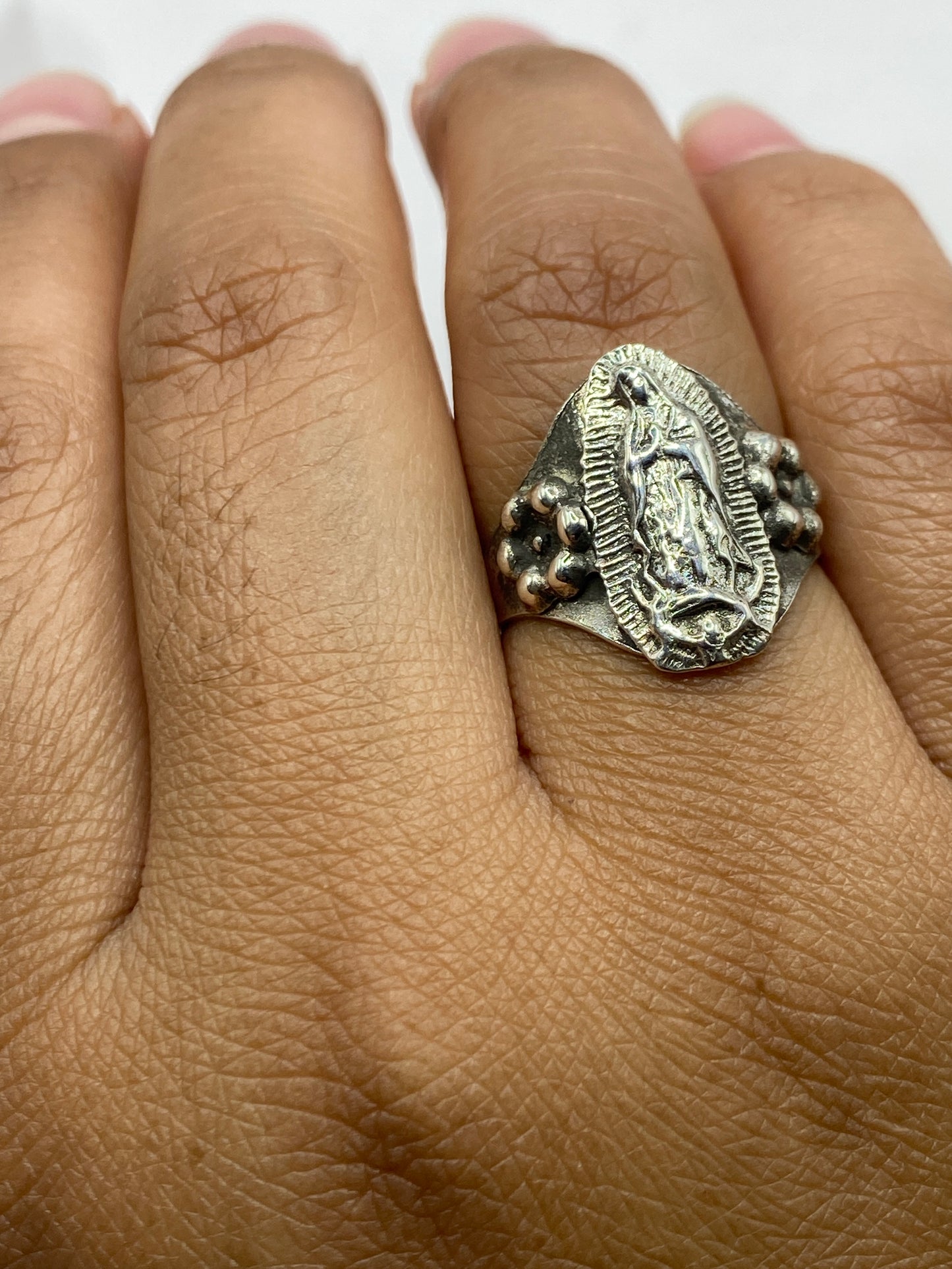 Anillo sobre escala mostrando el peso de 3 gramos, sello SKU 004194