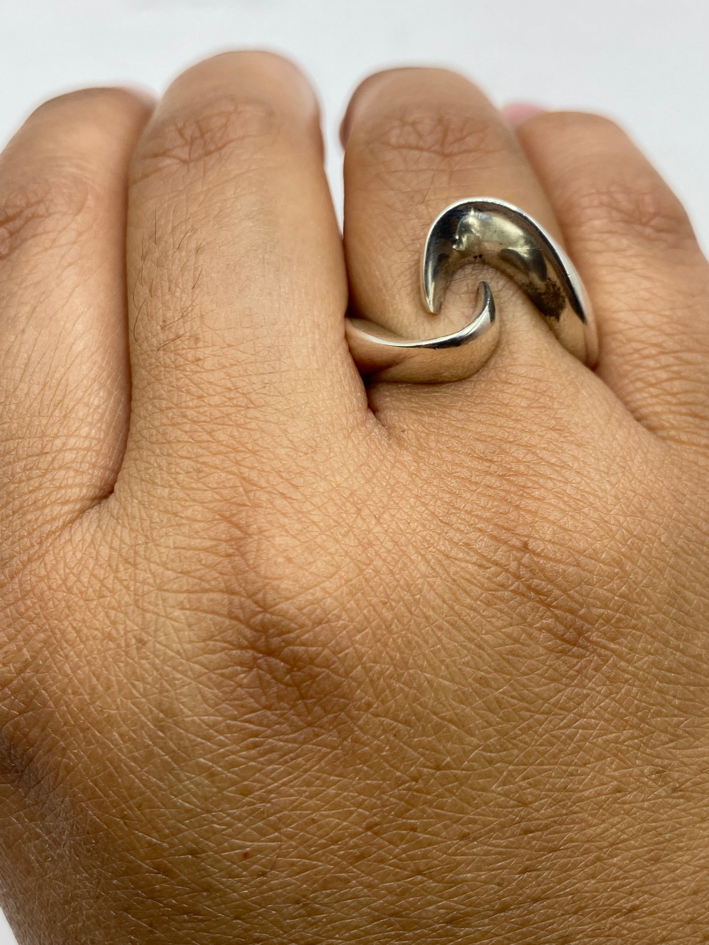 Anillo de plata solitario sobre fondo neutro, peso 9.2 gramos