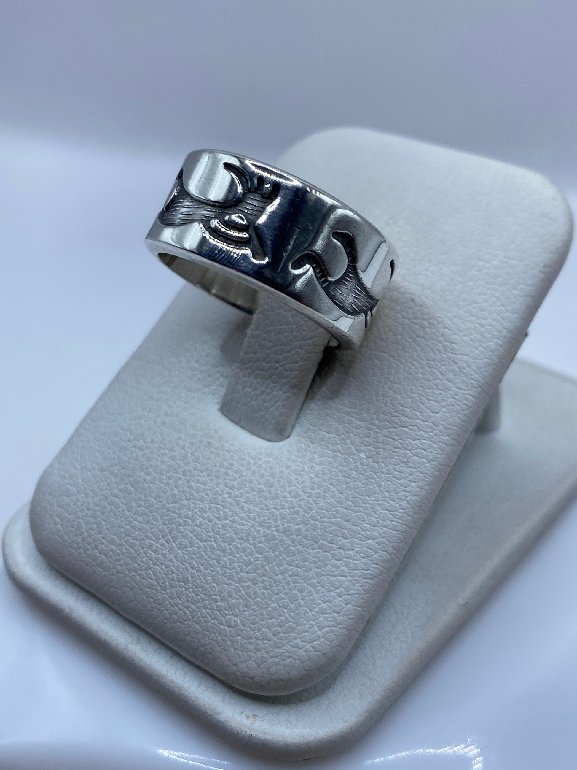 Detalle lateral del anillo mostrando profundidad del tallado y acabado manual