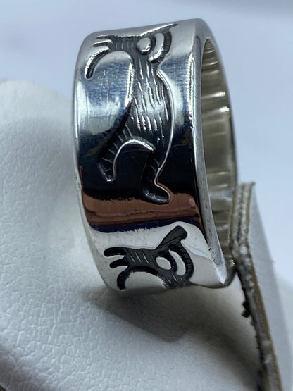 Anillo en la mano mostrando proporción y peso macizo de la pieza