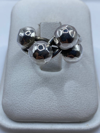 Anillo de plata con tres esferas pulidas en presentación de joyería