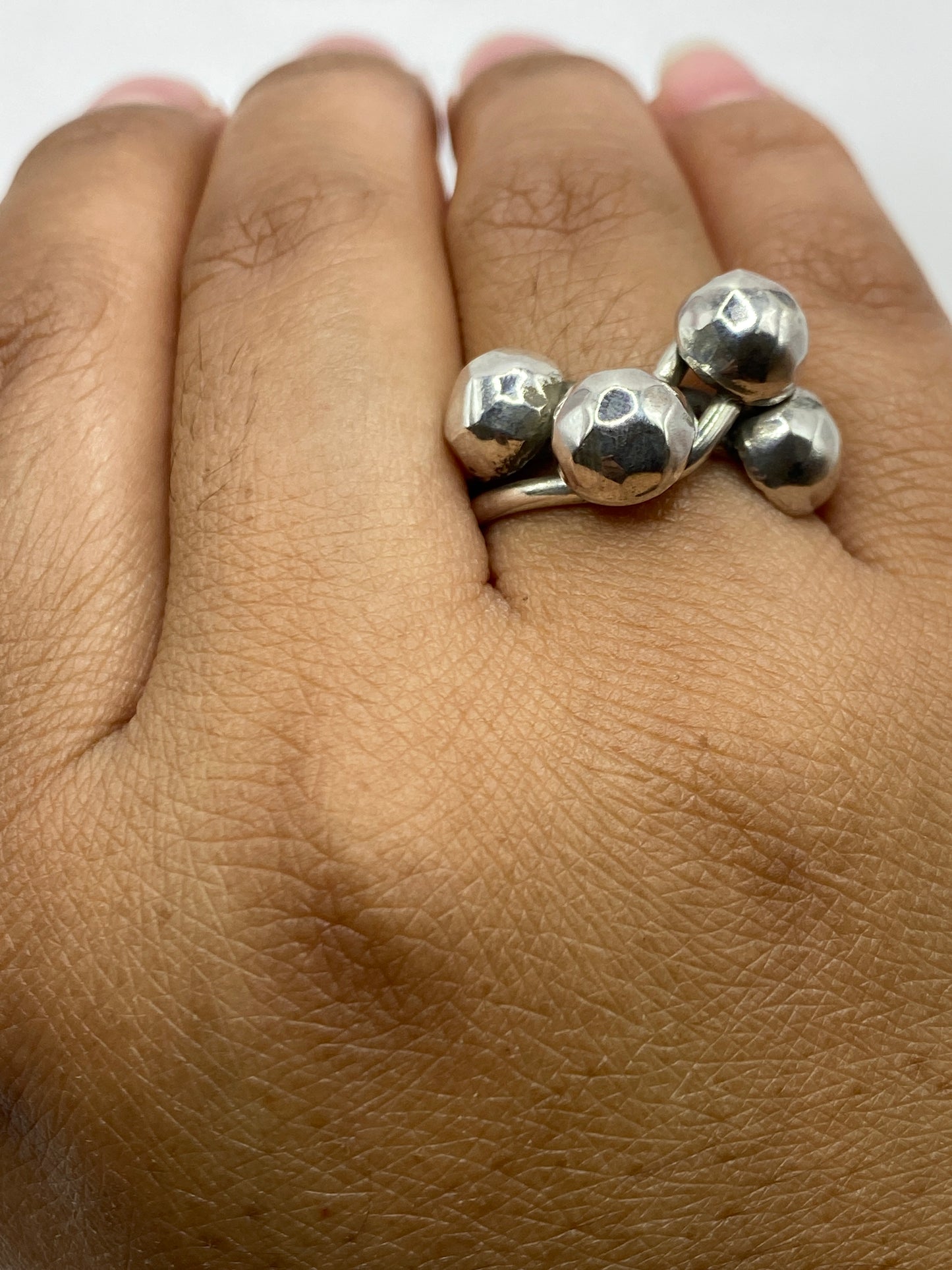 Anillo sobre fondo gris mostrando el sello 925 MEXICO en la banda