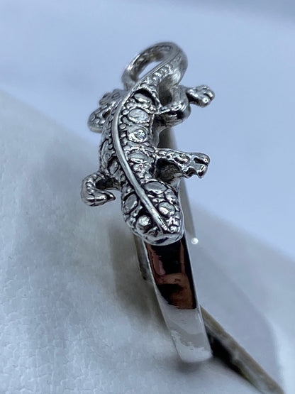 Detalle cercano del grabado y pulido artesanal del anillo de plata .925