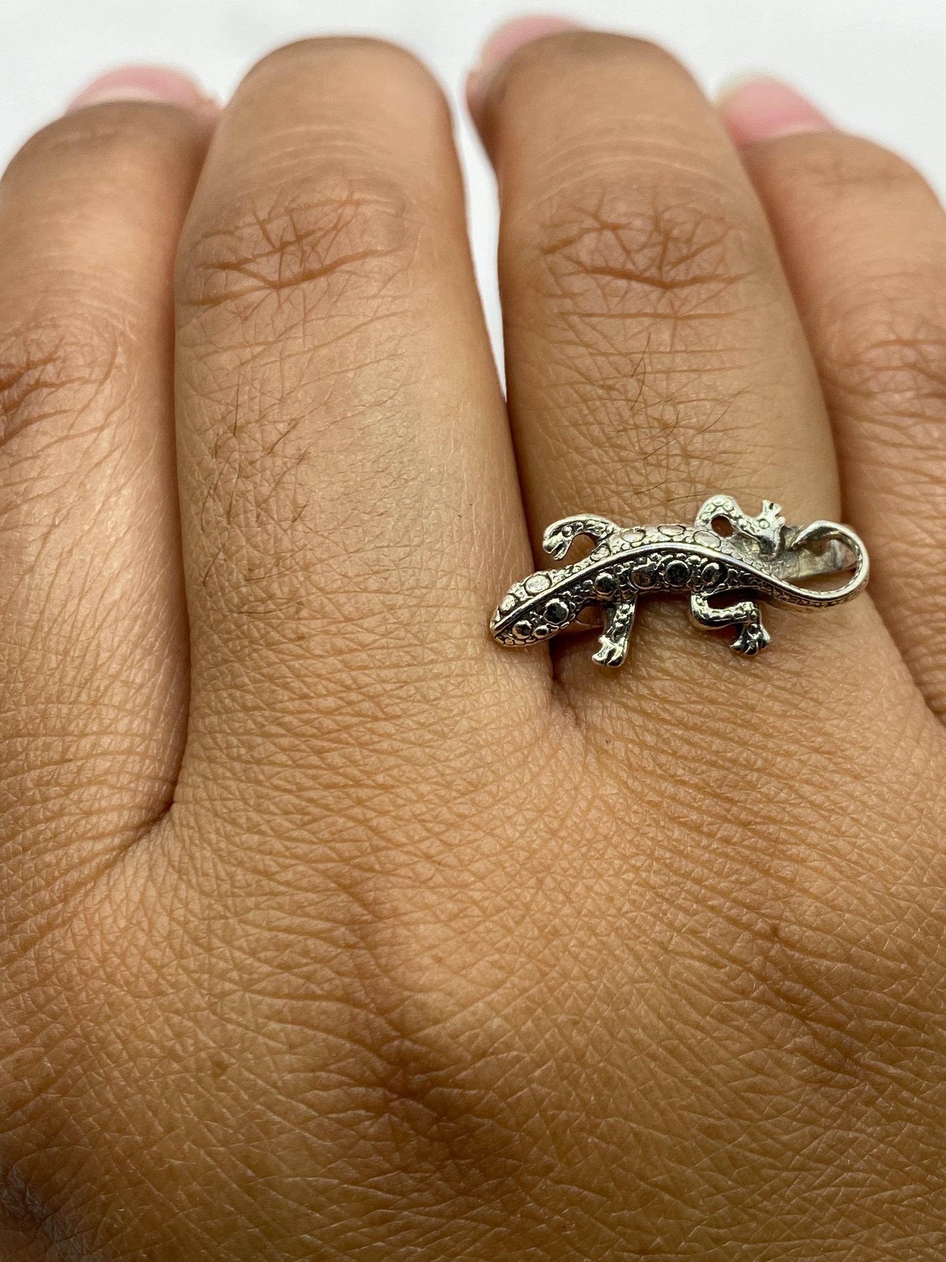 Anillo iguana en la mano con sello de autenticidad 925 México visible en la banda