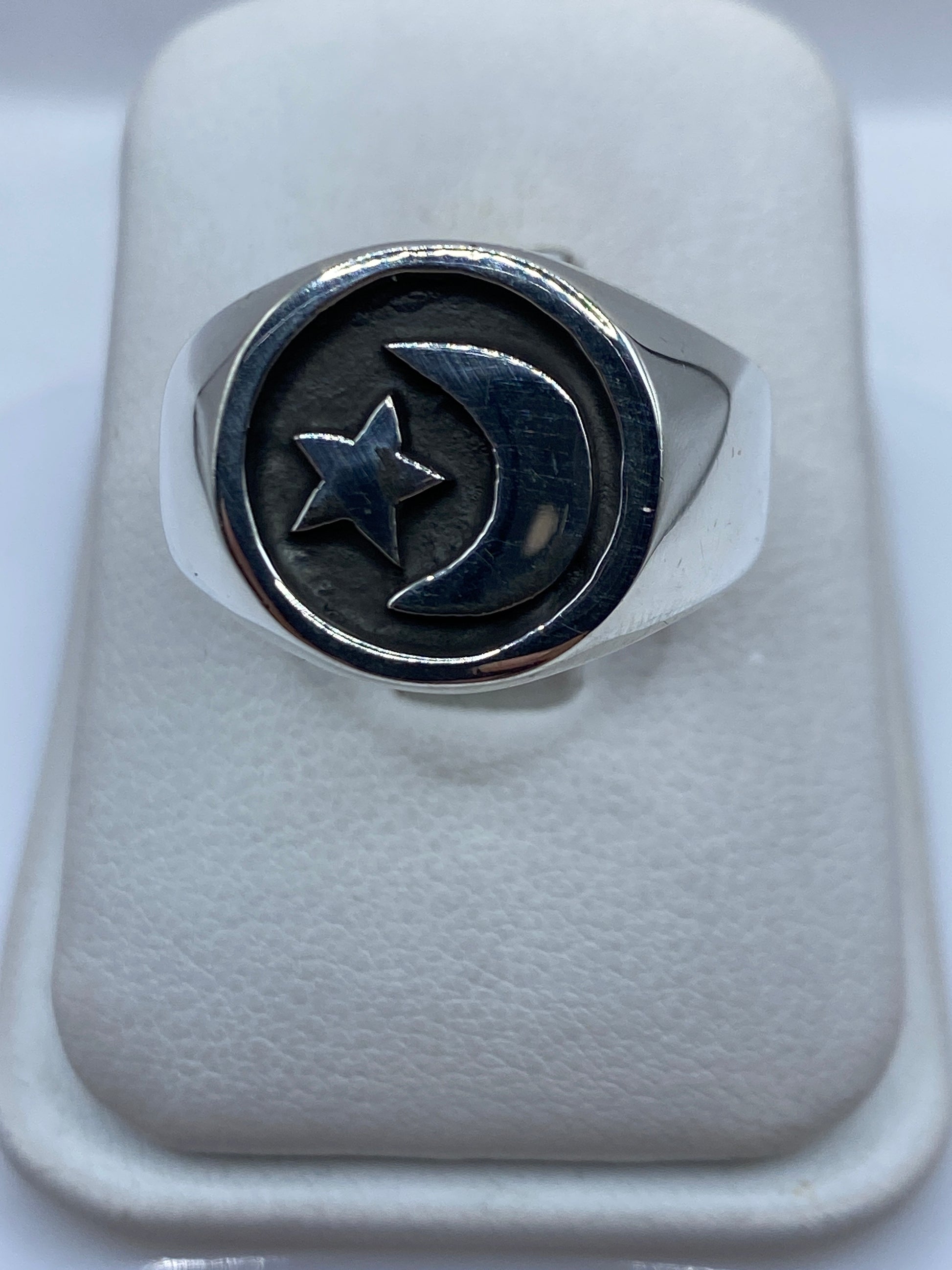 Anillo de plata .925 con luna y estrella grabadas en relieve, talla 11 para hombre